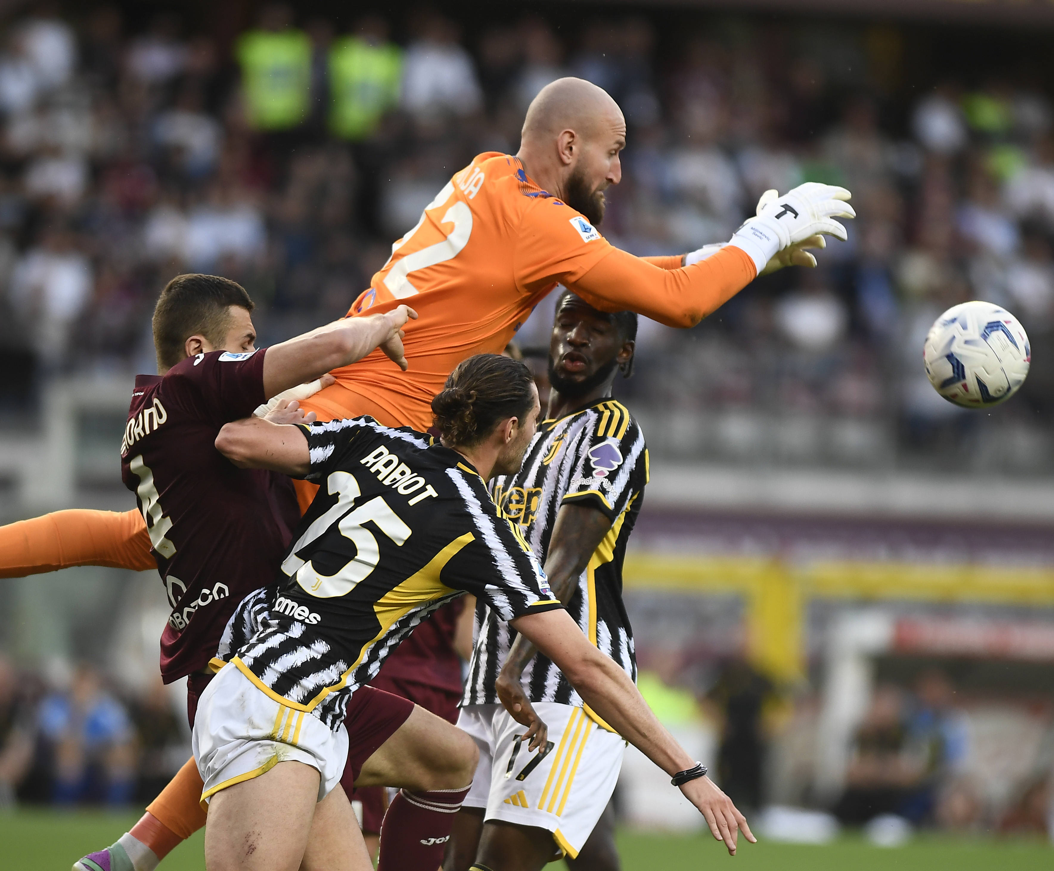 多特蒙德发布备战花絮,赛前防线松动,意大利杯任务艰巨,高层口径保持一致 多特蒙德发布备战花絮,赛前防线松动,意大利杯任务艰巨,高层口径保持一致